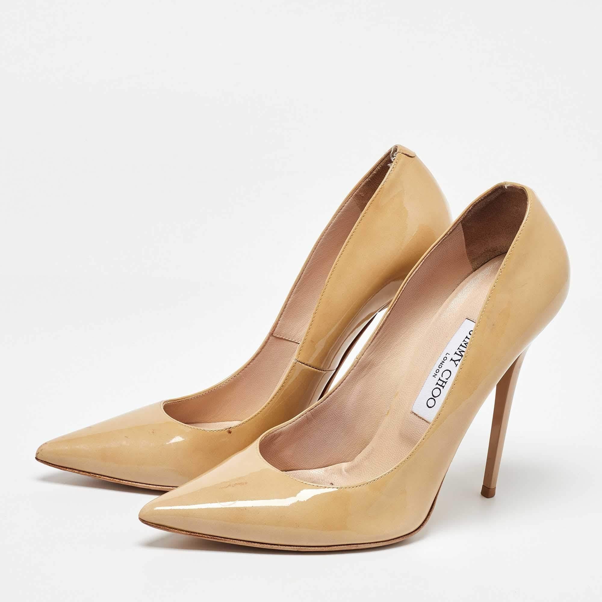 Haz una declaración de estilo chic con estos zapatos de salón de diseño. Presentan tacones resistentes y suelas duraderas perfectas para tus salidas a la moda