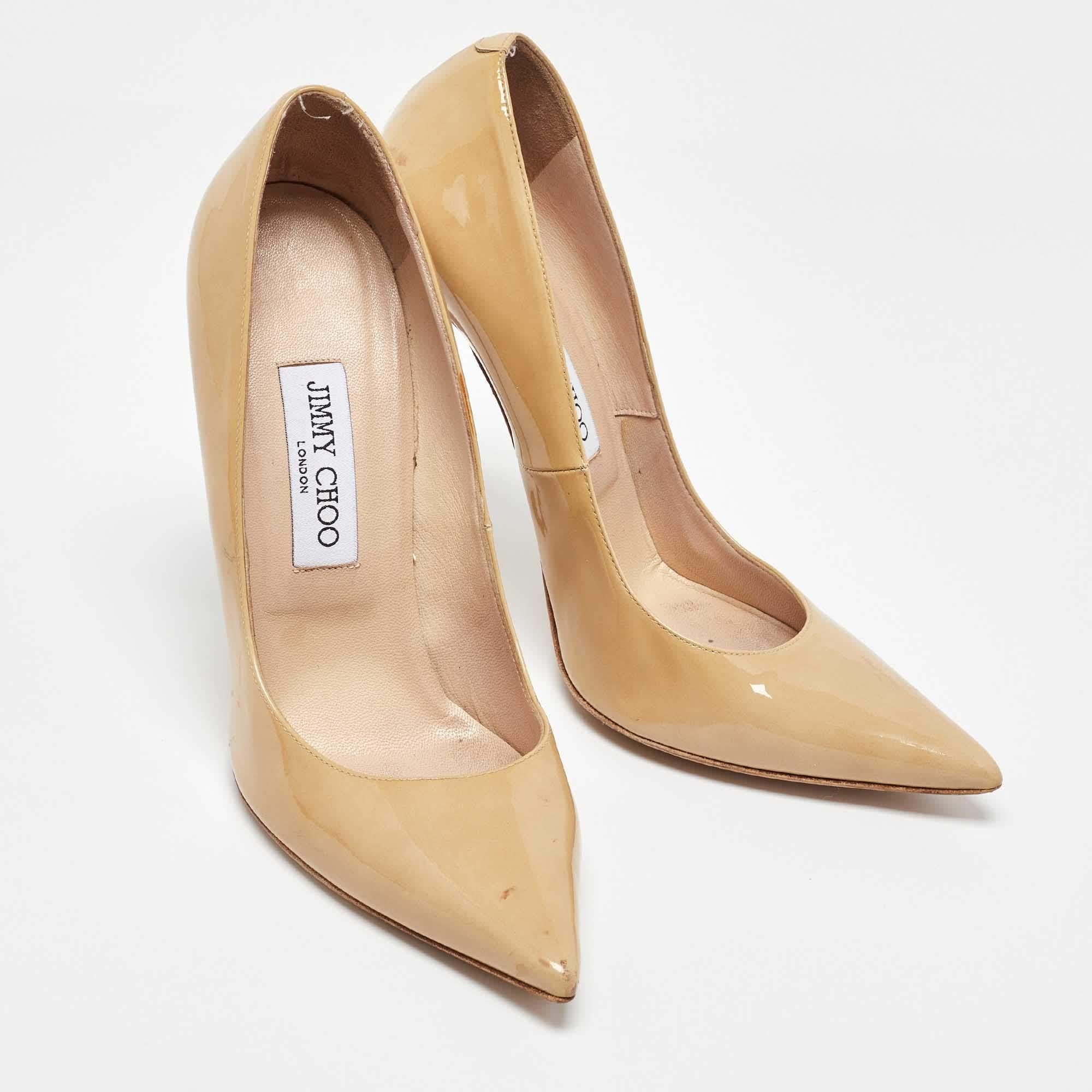 Jimmy Choo Bombas con punta Romy de charol beige Talla 40 en Bastante bueno estado para la venta en Dubai, Al Qouz 2