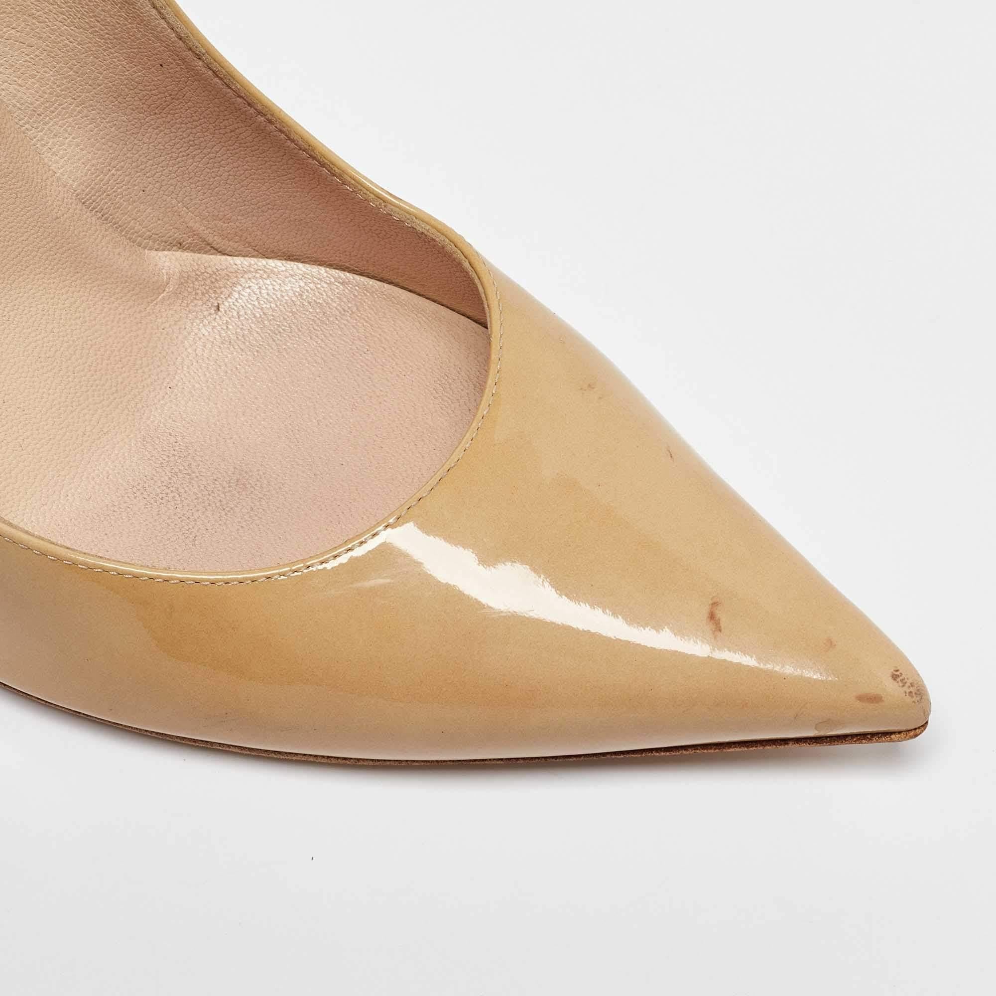 Jimmy Choo Bombas con punta Romy de charol beige Talla 40 en venta 2