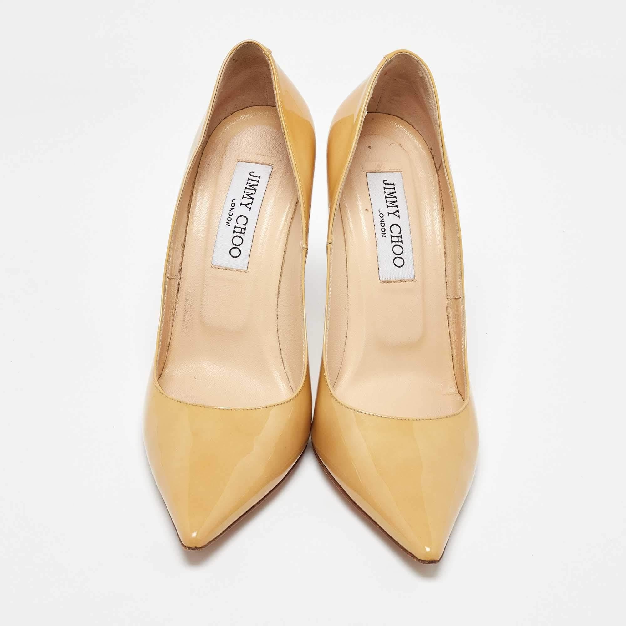 Jimmy Choo Beige Patent Leather Romy Pumps Size 37.5 In Fair Condition For Sale In Dubai, Al Qouz 2