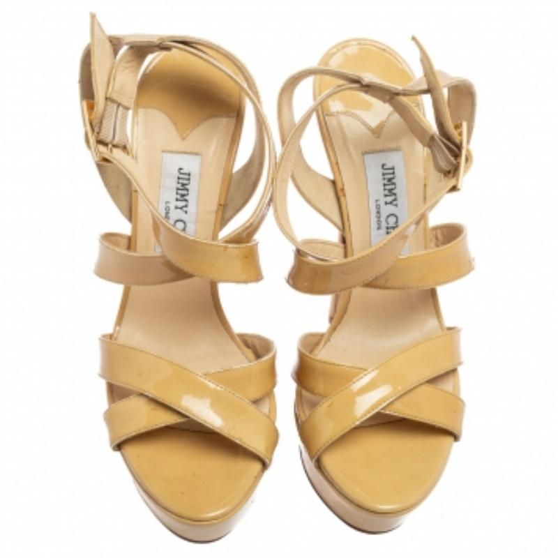 Jimmy Choo Sandalias de plataforma con empeine de charol beige talla 37 en Bueno estado para la venta en Dubai, Al Qouz 2