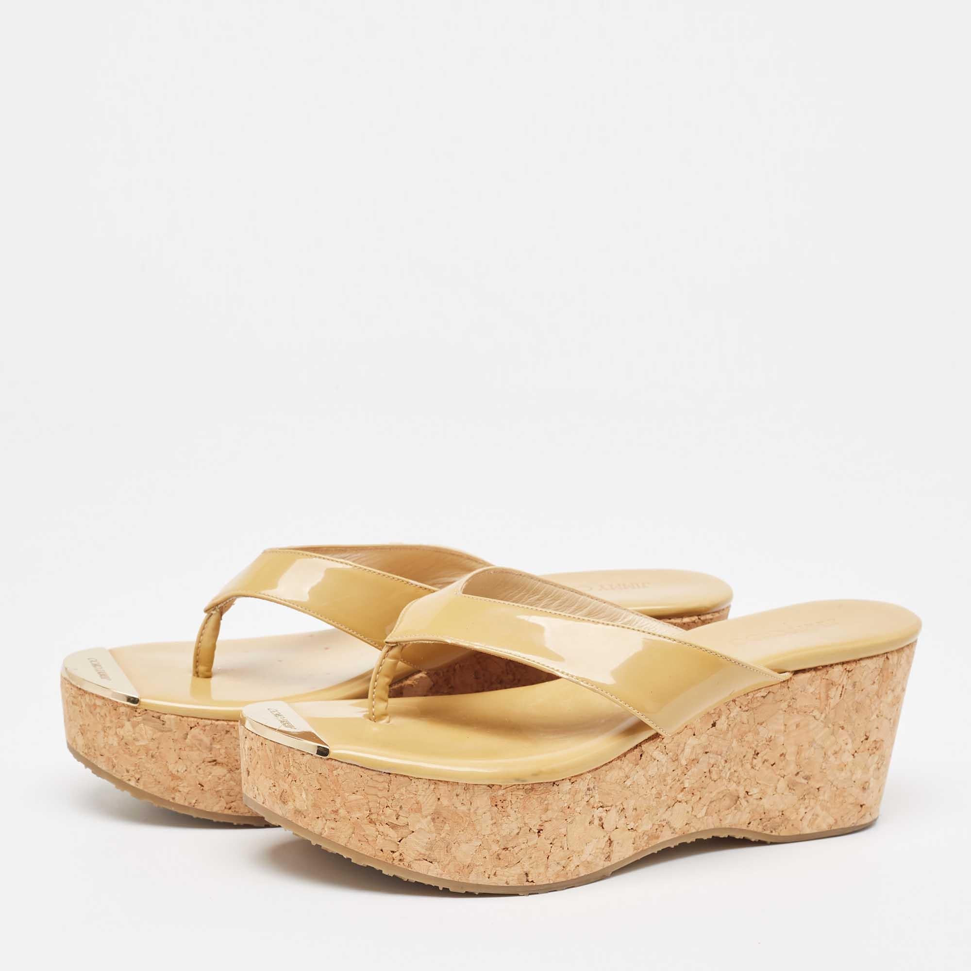 Questi sandali incorniceranno i tuoi piedi in modo elegante. Realizzate con materiali di qualità, presentano un design di classe e solette confortevoli.
