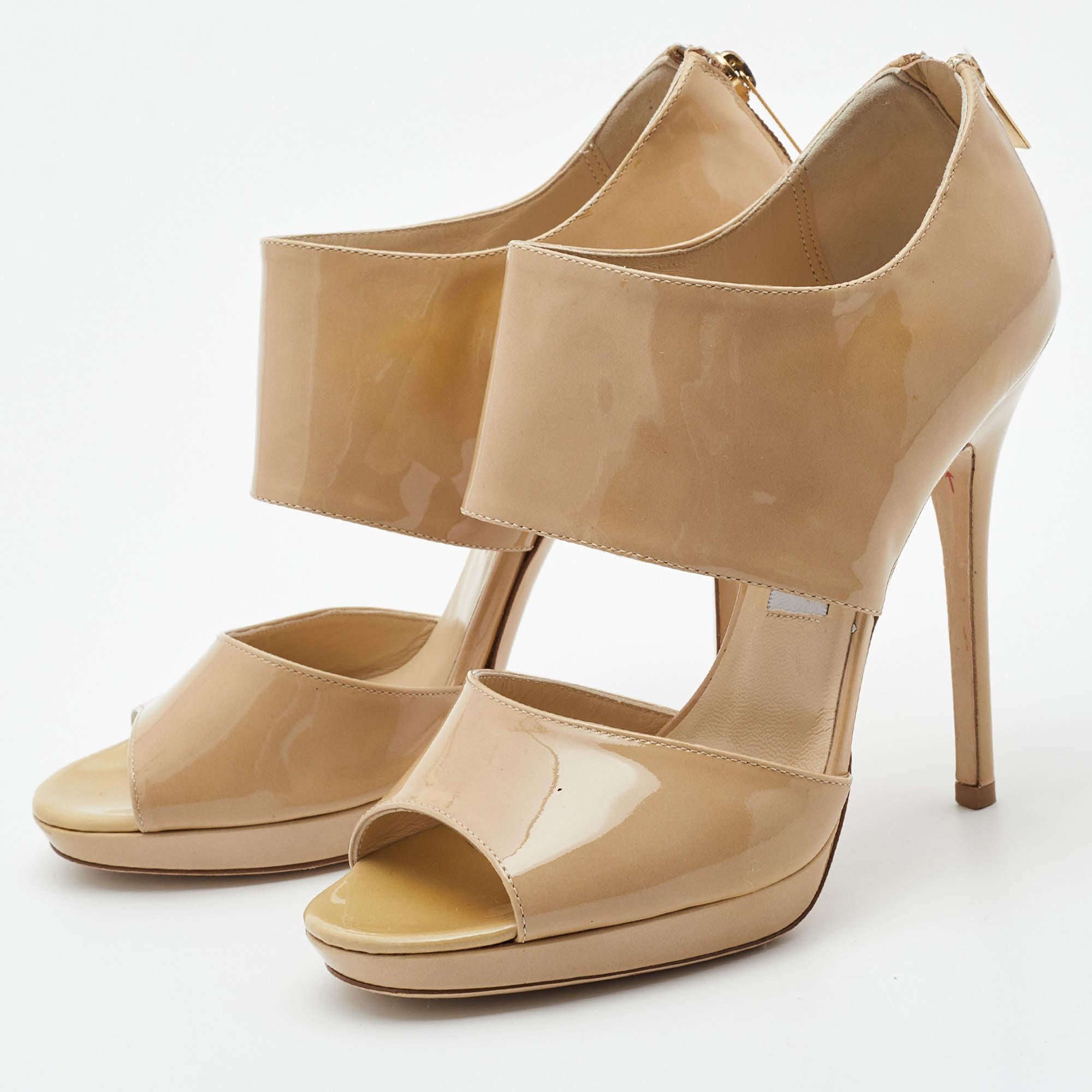 Questi sandali incorniceranno i tuoi piedi in modo elegante. Realizzate con materiali di qualità, presentano un design di classe e solette confortevoli.