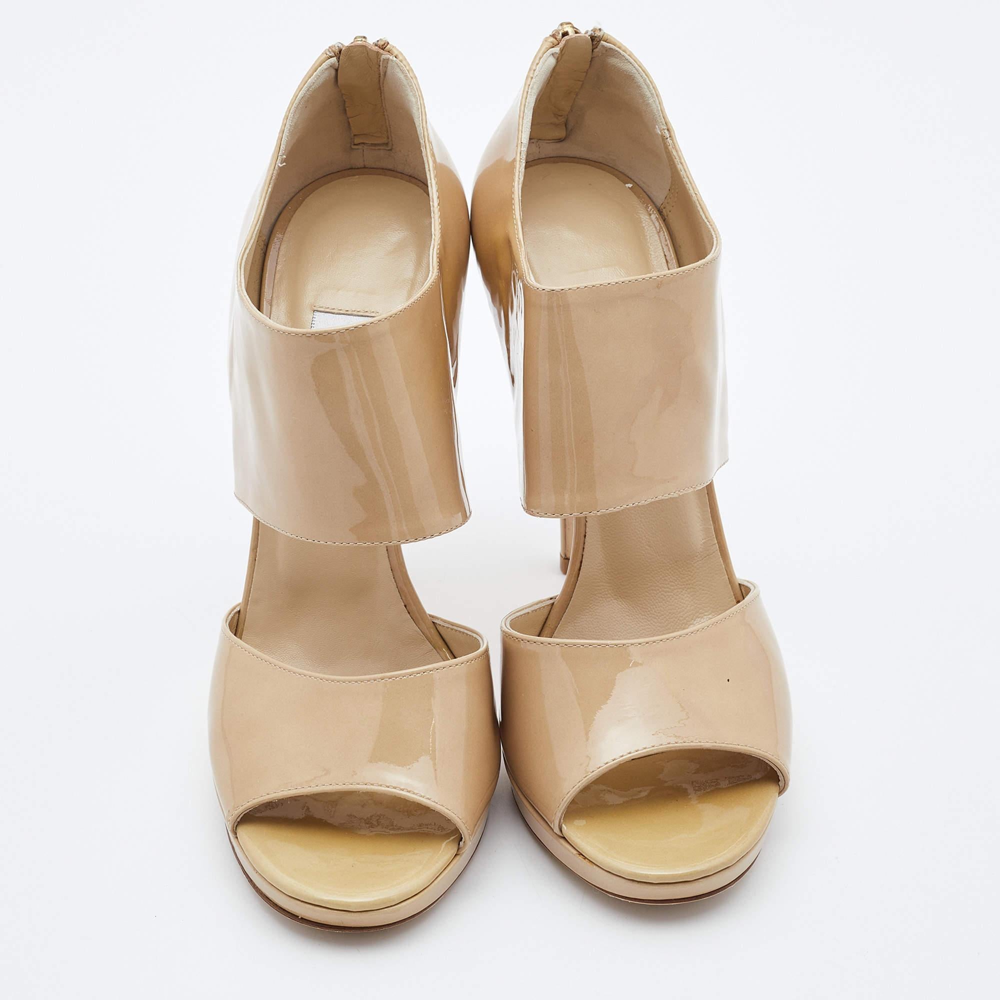 Beige Jimmy Choo Sandali con cinturino alla caviglia in vernice beige misura 38,5 in vendita