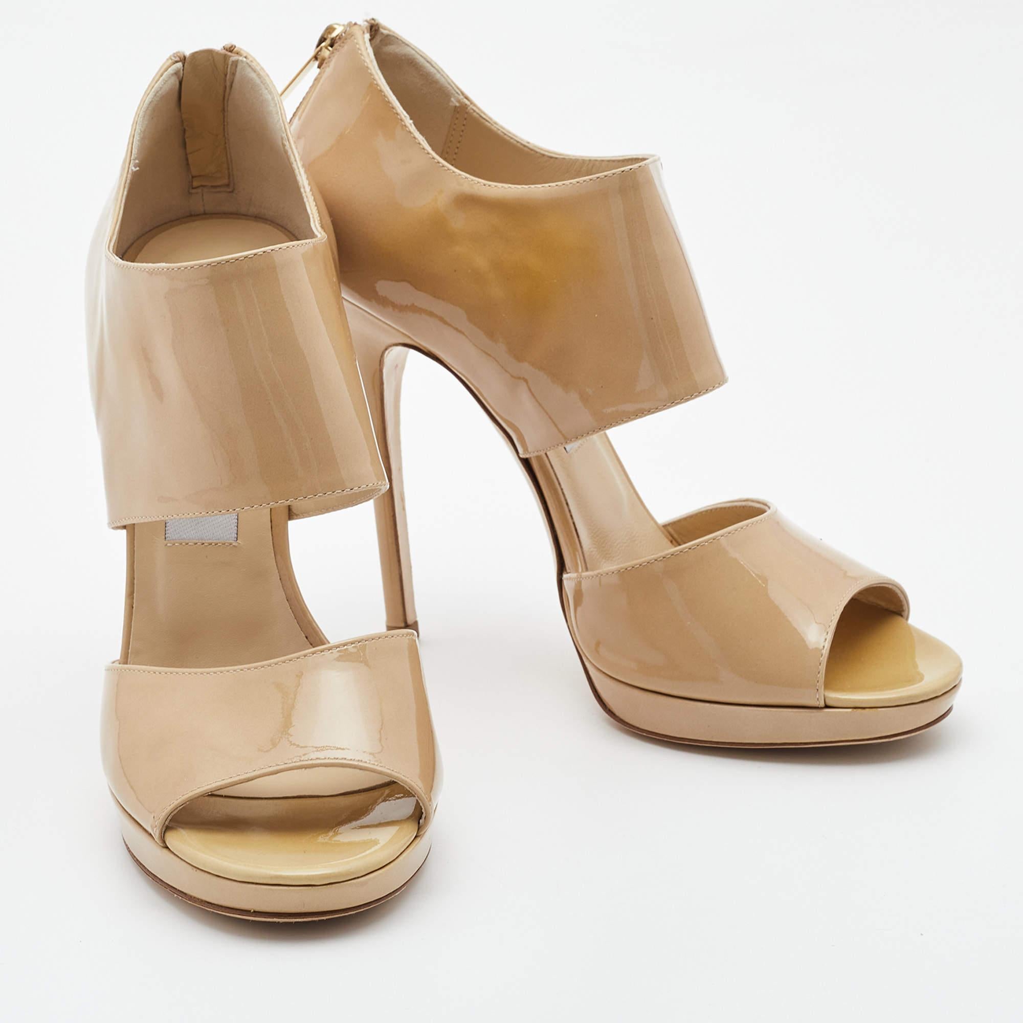 Jimmy Choo Sandali con cinturino alla caviglia in vernice beige misura 38,5 In condizioni ottime in vendita a Dubai, Al Qouz 2