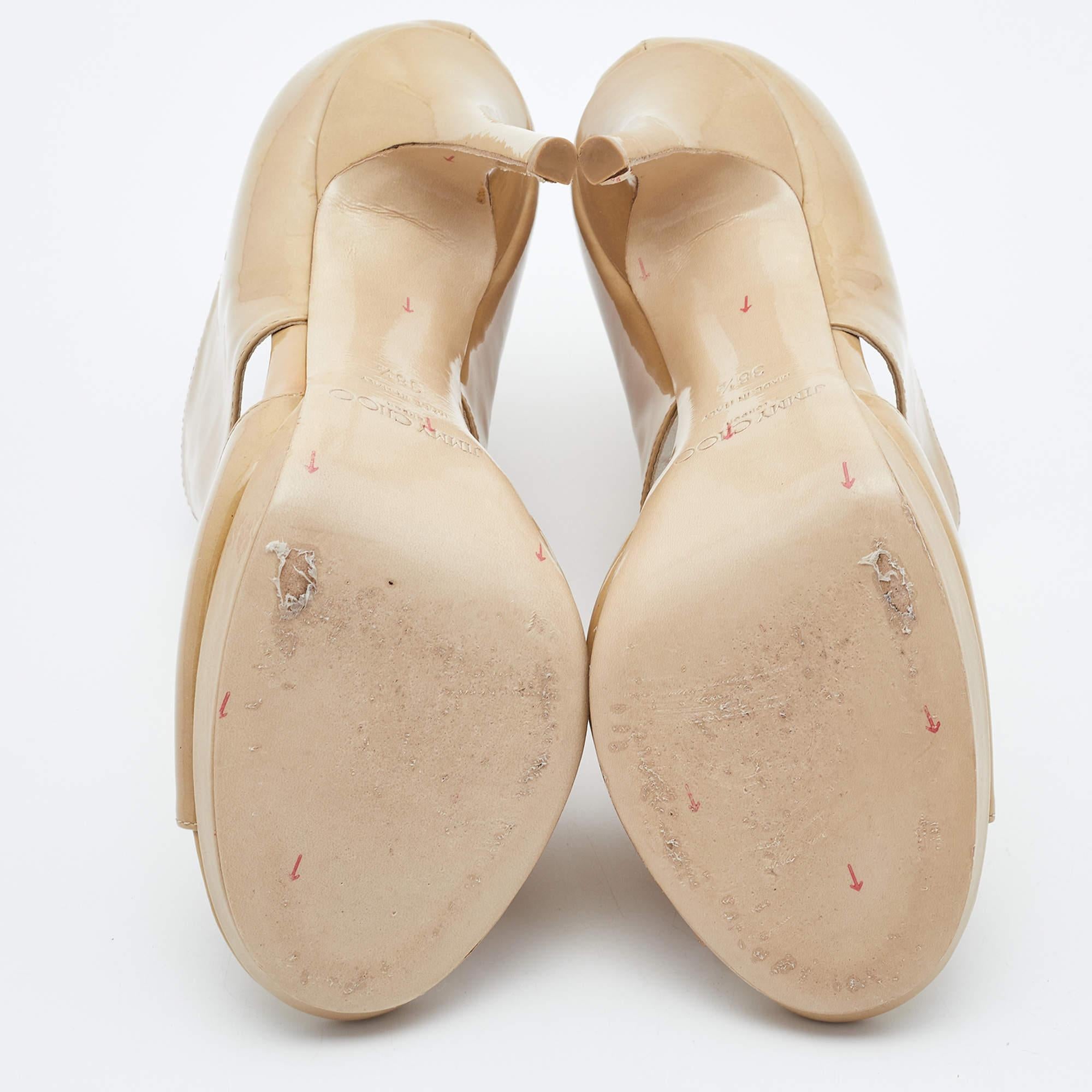 Jimmy Choo Sandali con cinturino alla caviglia in vernice beige misura 38,5 in vendita 1