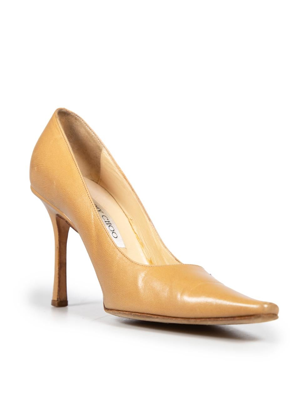 L'ÉTAT est bon. L'usure générale des chaussures est évidente. Signes d'usure modérés au bout des orteils, aux talons, à l'arrière et sur les côtés extérieurs des deux chaussures avec abrasions. Décoloration à l'arrière de la chaussure gauche et plis