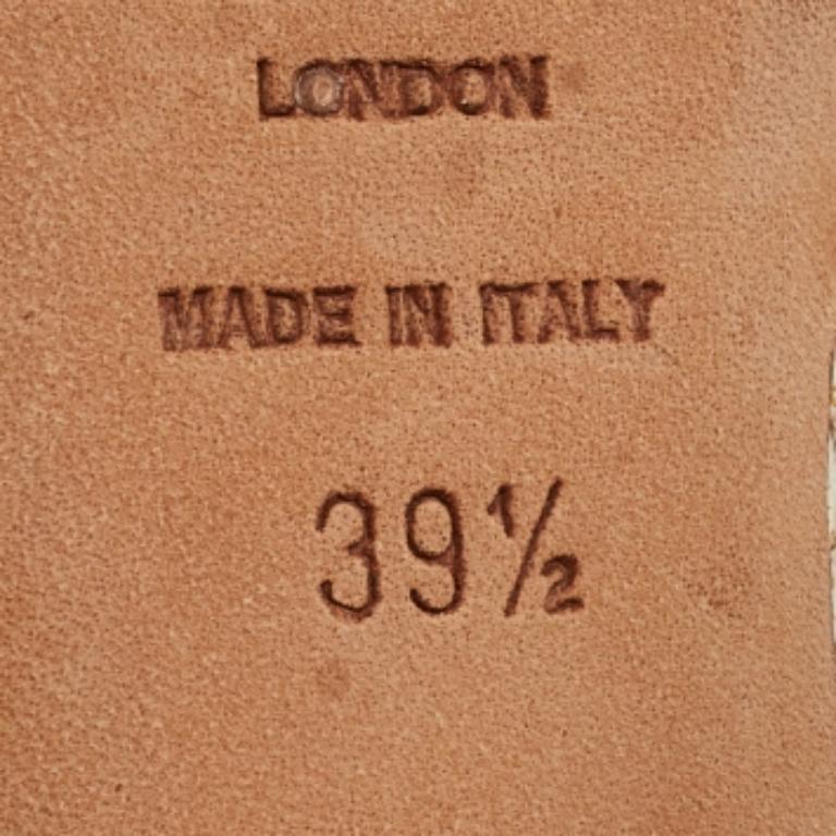 Fatti notare con queste décolleté di design da donna. Realizzati in modo impeccabile, questi tacchi chic offrono sia moda che comfort, elevando il tuo look a ogni passo aggraziato.