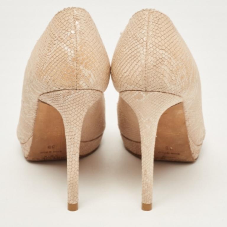 Jimmy Choo Bombas en relieve de piel de serpiente beige Talla 35 en Bueno estado para la venta en Dubai, Al Qouz 2