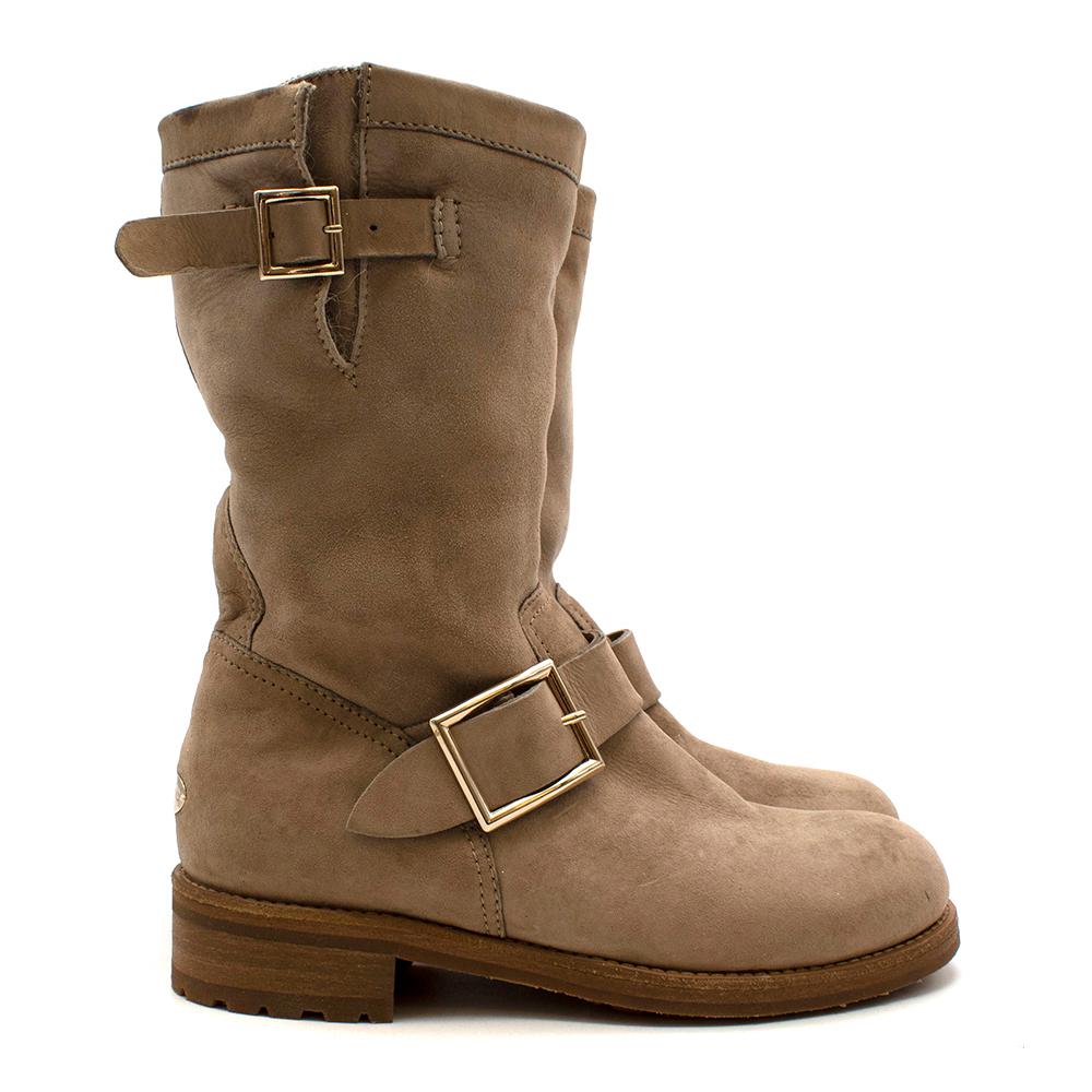 Jimmy Choo Beige Suede Biker Ankle Boots: Size 34.5

-Buckle detailing
-Faux fur lined for added warmth and comfort
-Round toe with a short block heel
-Neutral beige colour
-Jimmy Choo label plaque on heel

Materials:

Main- Suede 

Lining- Faux fur