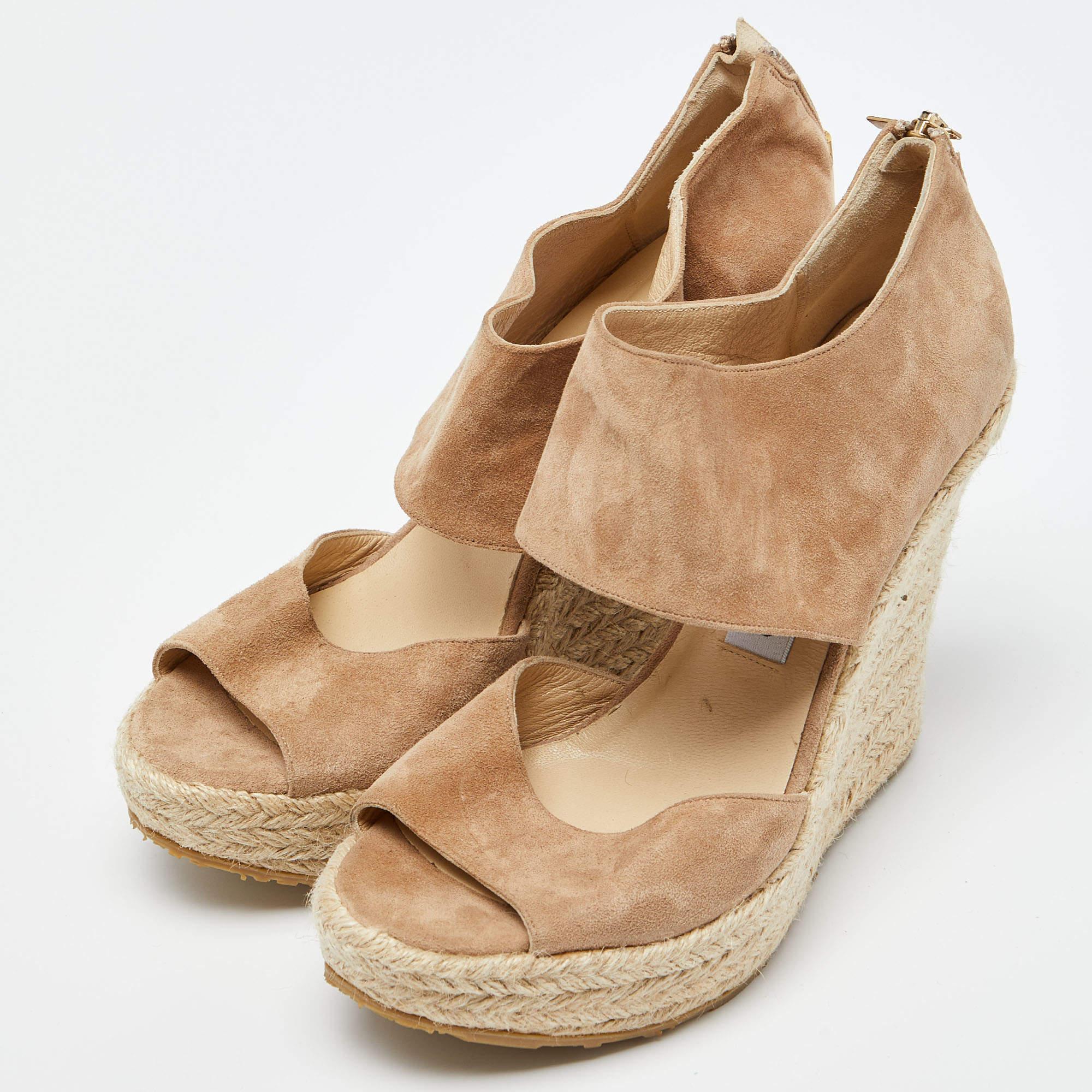 These sandals will frame your feet in an elegant manner. Crafted from quality materials they display a classy design and comfortable insoles.
