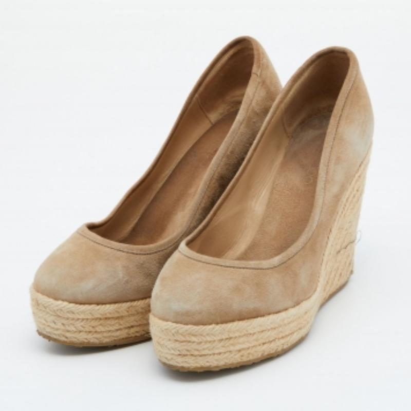 These pumps from the House of Jimmy Choo are all you need to flaunt a stylish look for the day! Made from beige suede on the exterior, these pumps feature platforms, wedge heels, and rounded toes. Revamp your casual outfit with these gorgeous pumps.