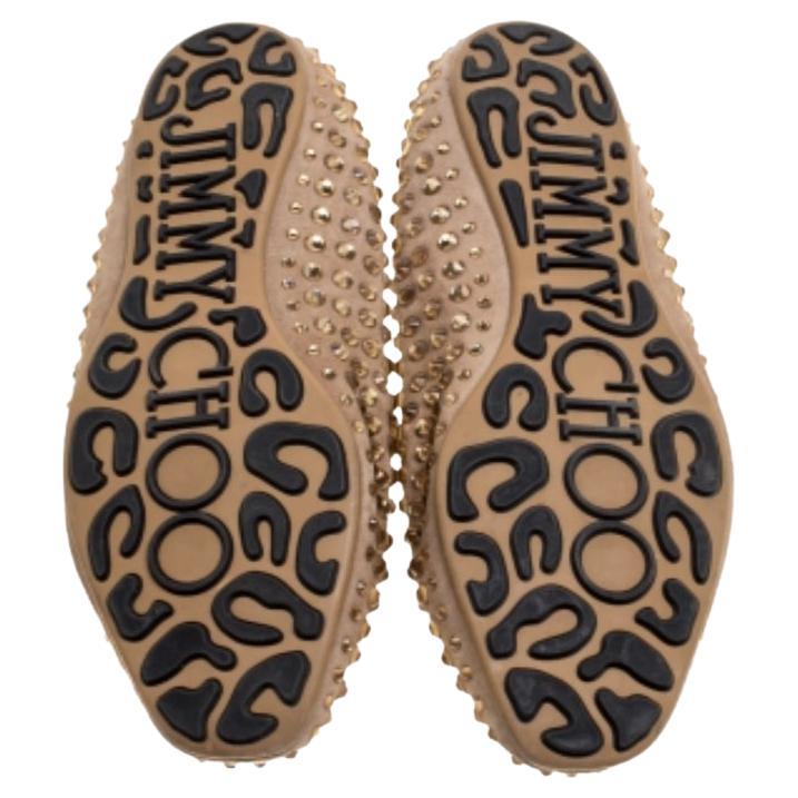 Pour compléter parfaitement vos tenues vestimentaires, Jimmy Choo vous propose cette paire de pantoufles de smoking qui ne parle que de beauté. Elle a été fabuleusement confectionnée en daim beige et ornée de cristaux intrigants qui confèrent une