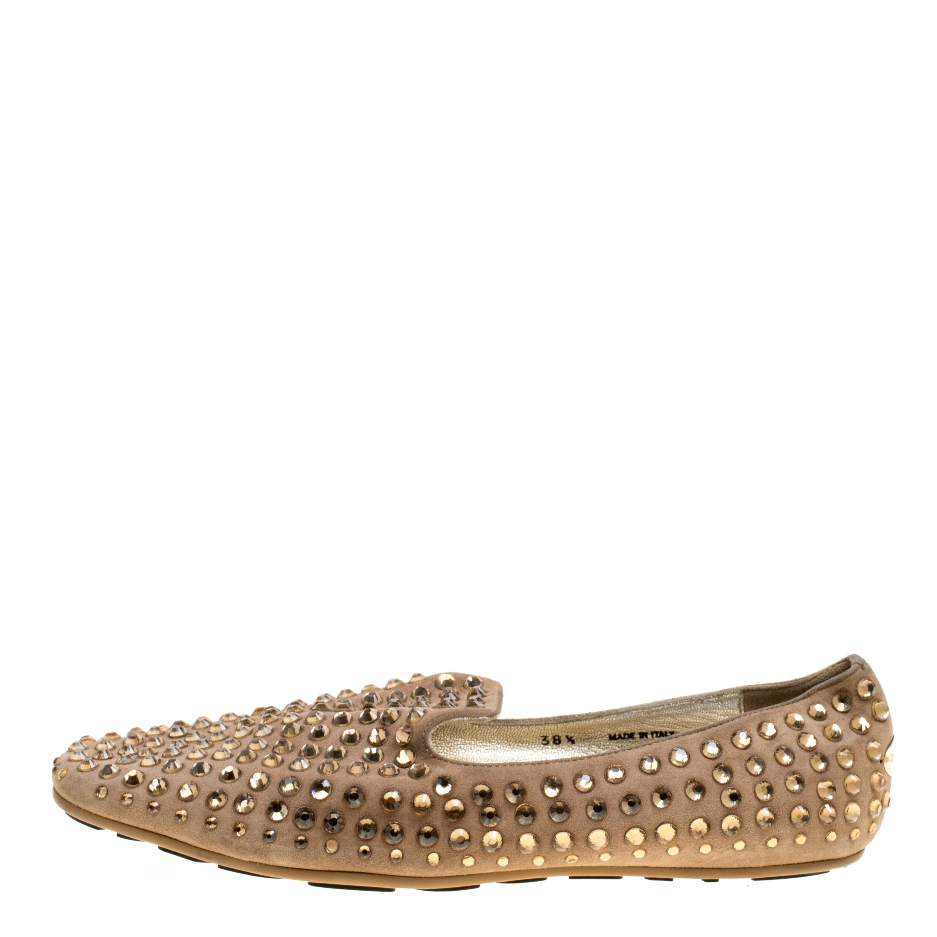 To perfectly complement your attires, Jimmy Choo brings you this pair of smoking slippers that speak nothing but beauty. They've been fabulously crafted in beige suede with intriguing crystal embellishments all over that lend an elegant touch to