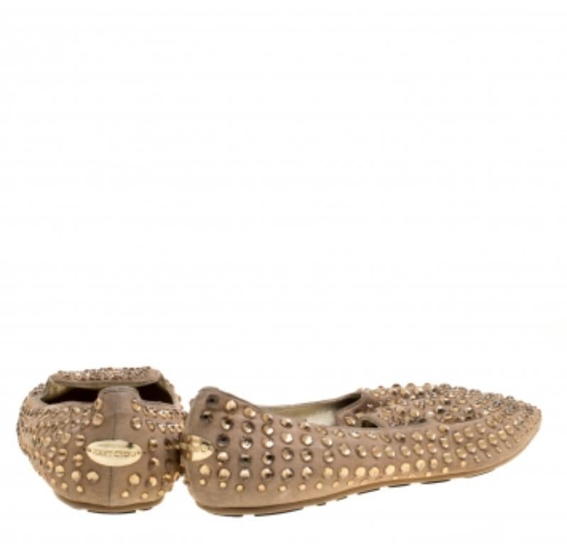 Beige Jimmy Choo - Slippers de smoking en daim beige cloutés de cristaux de roue, taille 38,5 en vente