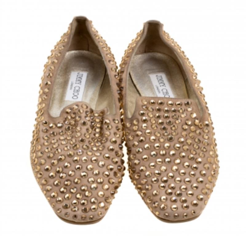Jimmy Choo - Slippers de smoking en daim beige cloutés de cristaux de roue, taille 38,5 Pour femmes en vente