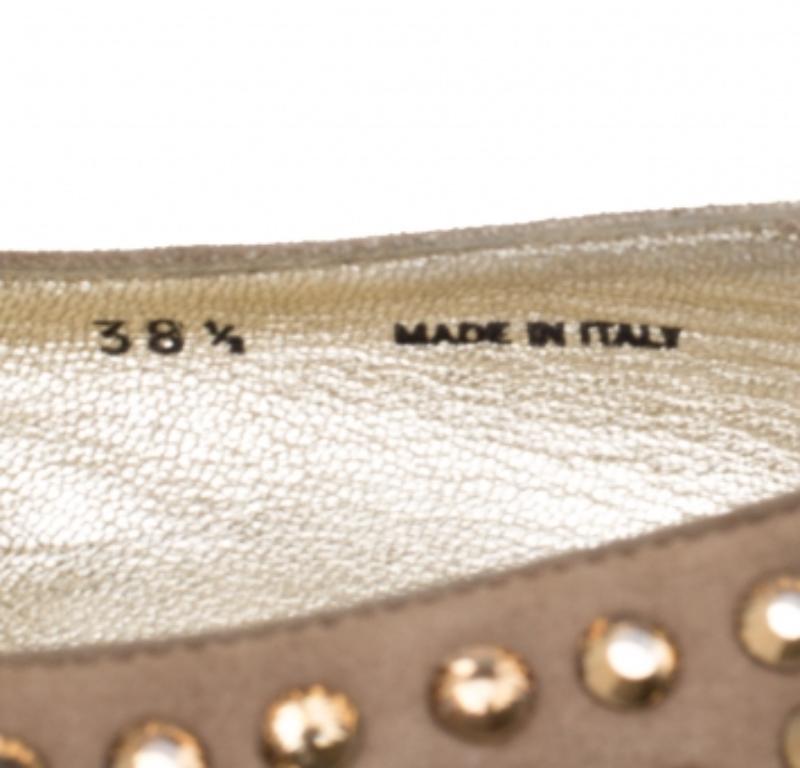 Jimmy Choo - Slippers de smoking en daim beige cloutés de cristaux de roue, taille 38,5 en vente 1