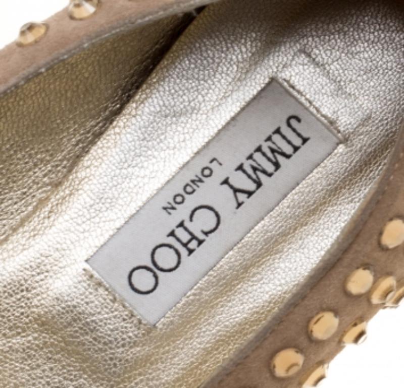 Jimmy Choo - Slippers de smoking en daim beige cloutés de cristaux de roue, taille 38,5 en vente 2