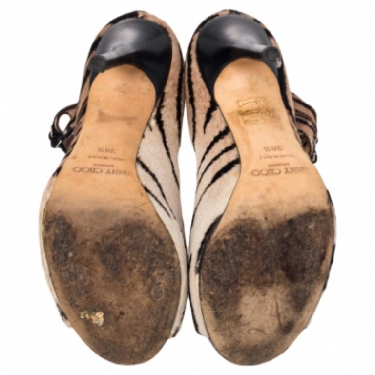 Portant le Label très convoité des looks phénoménaux et des couleurs frappantes, Jimmy Choo offre les designs les plus raffinés. Confectionnées en poils de veau, ces sandales sont dotées d'un imprimé zébré et de talons hauts.