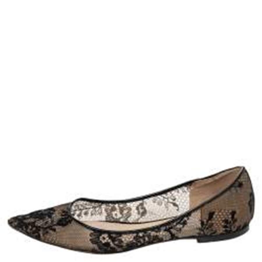 Jimmy Choo brings to you these Romy ballerina flats to complement your feminine style. These flats are crafted from mesh and feminine lace featuring an elegant silhouette. They flaunt pointed toes, leather-lined insoles, and soles.

