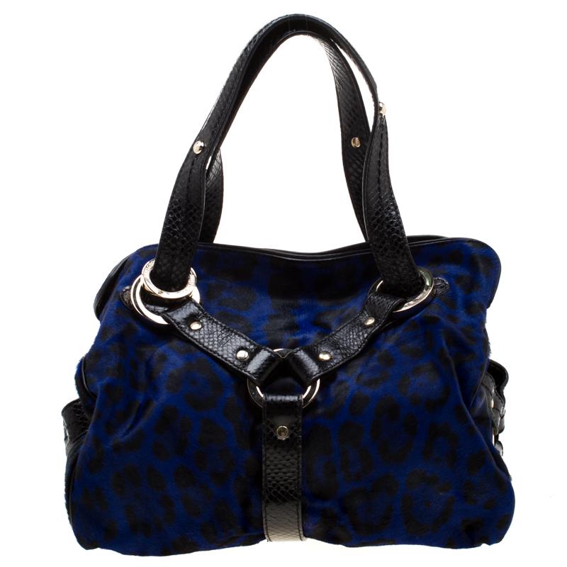 Carry this Jimmy Choo creation for a tasteful, alluring look. Crafted with calfhair and leather, the bag has premium finishing. Designed in a leopard print, this Odette bag is an attractive creation. The bag has front leather trims tucked with