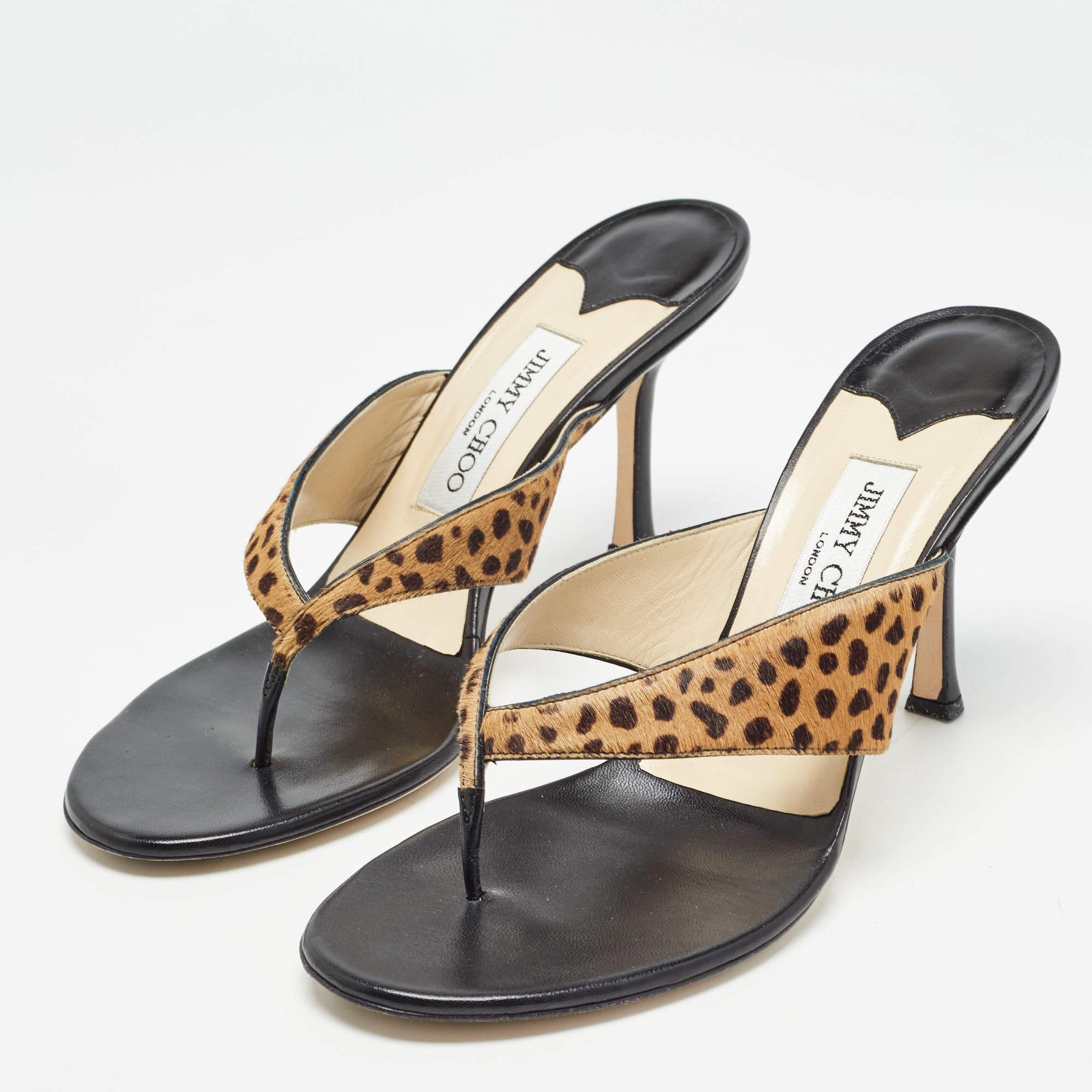 These sandals will frame your feet in an elegant manner. Crafted from quality materials they display a classy design and comfortable insoles.