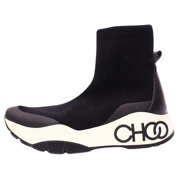 Jimmy Choo Schwarze Diamant-Socken-Sneakers

Die schwarzen Diamond Sock Sneakers von Jimmy Choo sind der Inbegriff von modernem Luxus, bei dem High Fashion auf High Performance trifft. Das Obermaterial aus Stretch-Strick sorgt für eine geschmeidige,