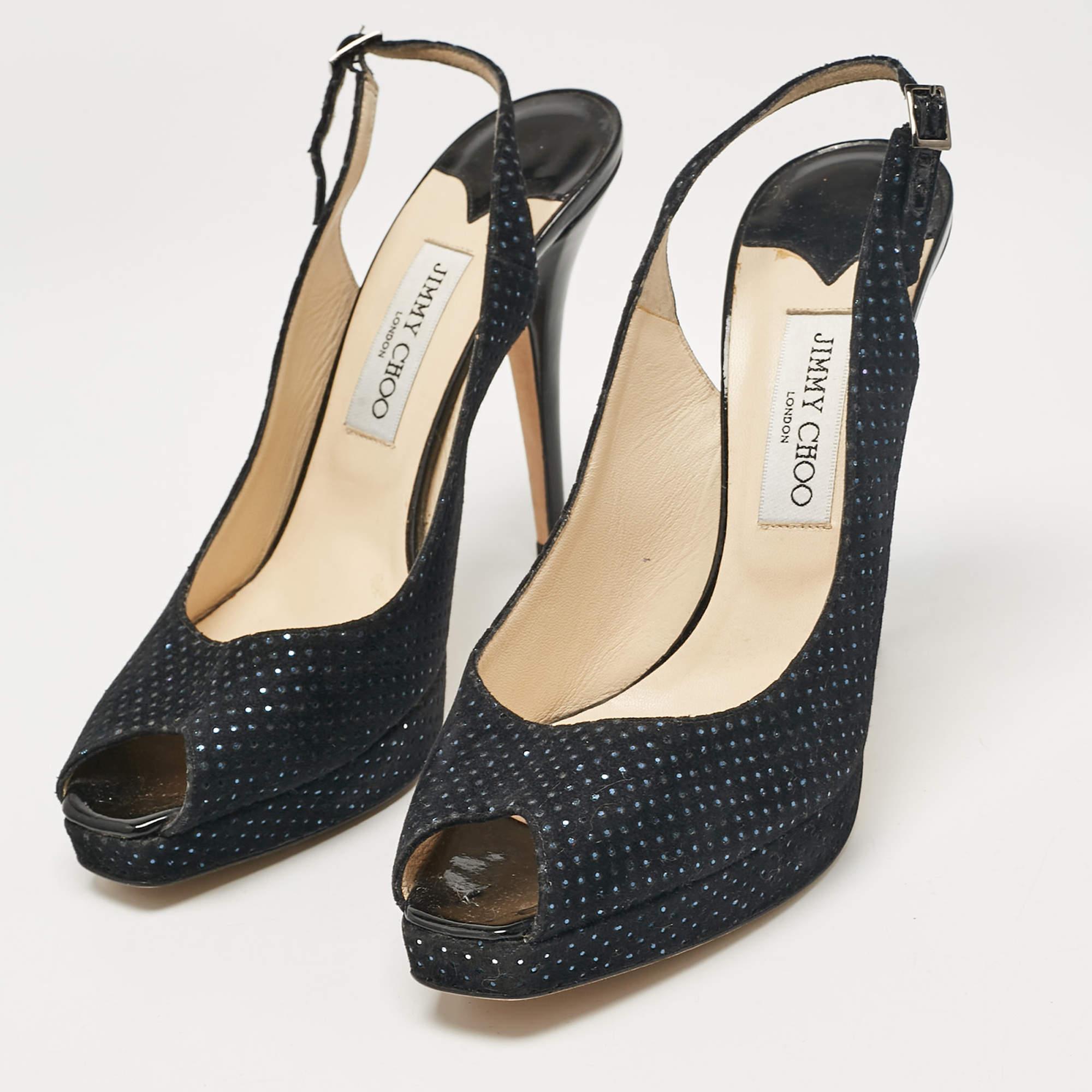 Affichez un style élégant avec cette paire d'escarpins. Ces chaussures élégantes sont fabriquées à partir de matériaux de qualité. Ils sont posés sur des semelles durables et des talons élégants.