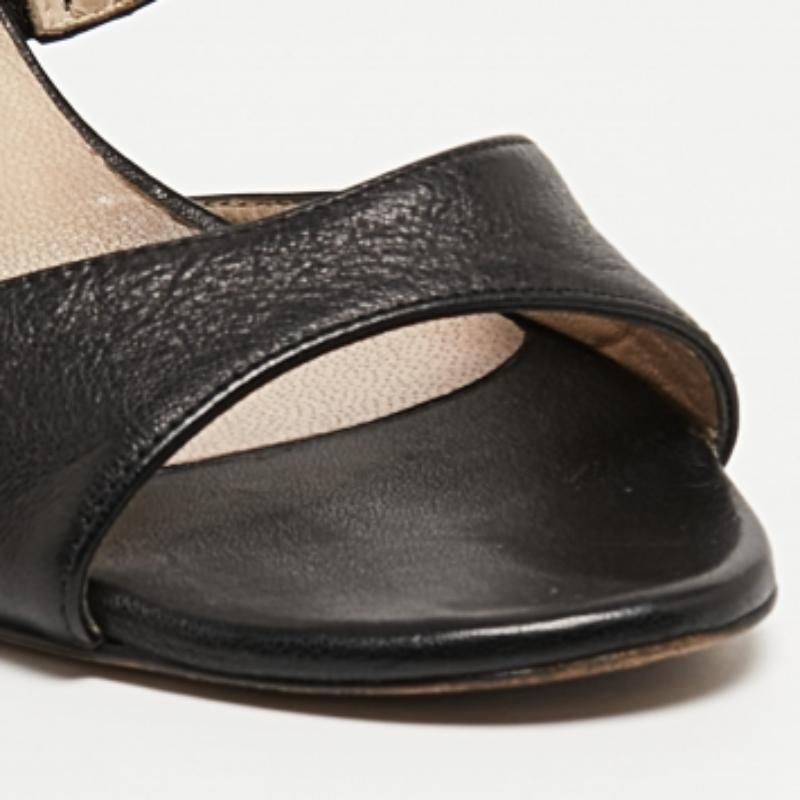 Nero Jimmy Choo Sandali alla caviglia con borchie in pelle e pitone nero taglia 37 in vendita