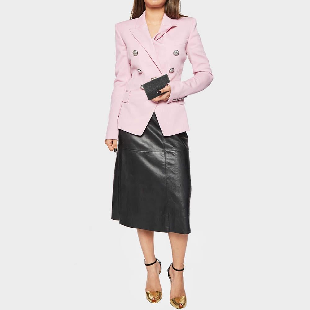 Questa pochette è l'accessorio giusto per completare il tuo ensemble chic. È realizzato in materiale di qualità e presenta un interno ben dimensionato che può contenere comodamente tutti i tuoi piccoli oggetti essenziali.