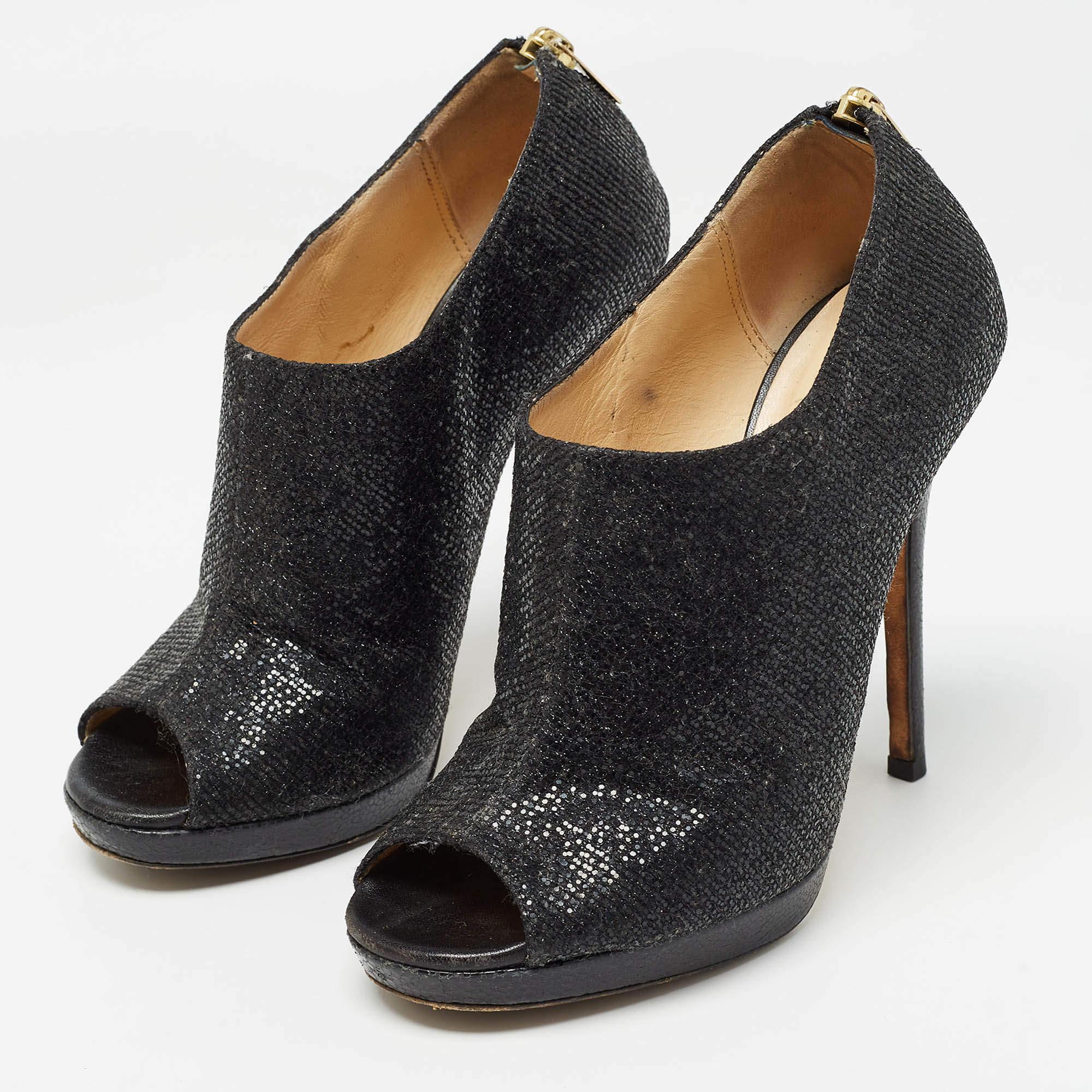 Boots are an essential part of your wardrobe and these boots crafted from top quality materials are a fine choice. Offering the best of comfort and style this sturdy soled pair would be great with skinny jeans for a casual day out
