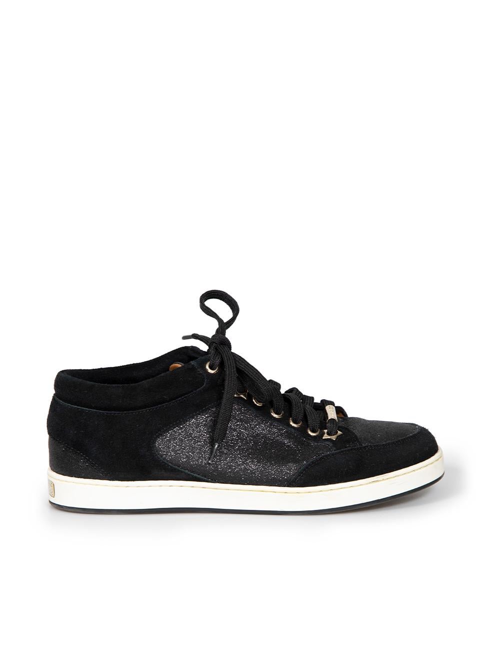 CONDIT ist sehr gut. Minimale Abnutzung der Turnschuhe ist offensichtlich. Minimale Verfärbungen an der weißen Gummisohle der beiden Schuhe dieses gebrauchten Jimmy Choo Designer-Wiederverkaufsartikels. Diese Schuhe kommen mit originalem