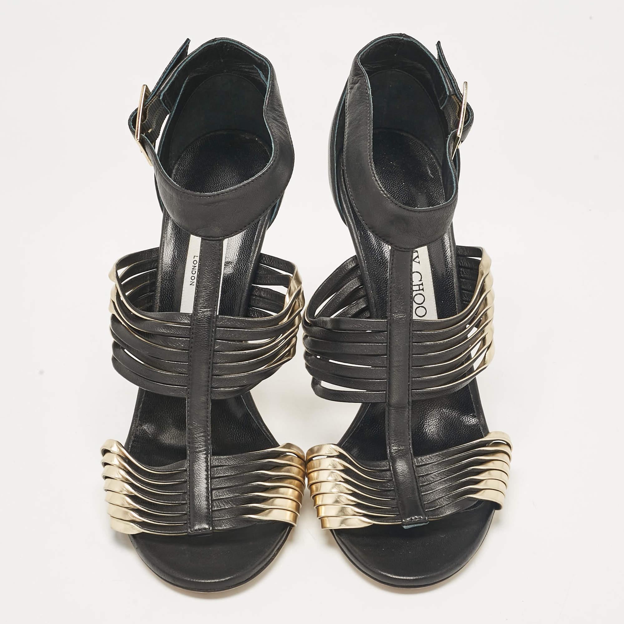 Grigio Jimmy Choo Sandali con cinturino alla caviglia in pelle nera/oro misura 39,5 in vendita