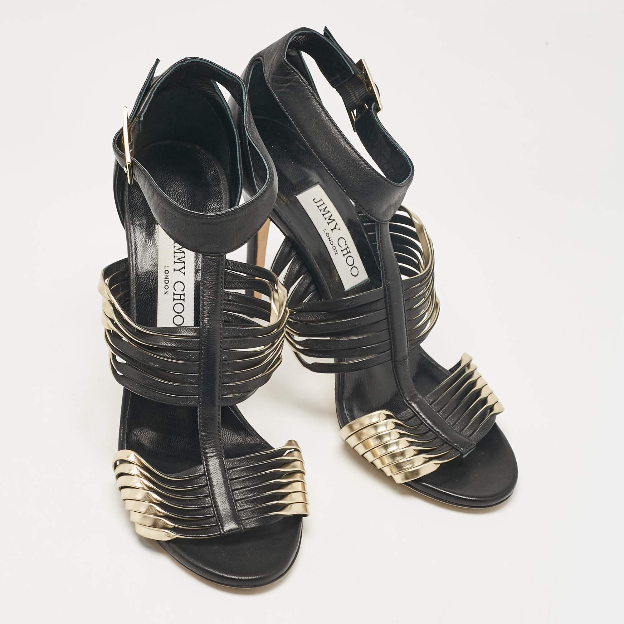 Jimmy Choo Sandali con cinturino alla caviglia in pelle nera/oro misura 39,5 In condizioni buone in vendita a Dubai, Al Qouz 2