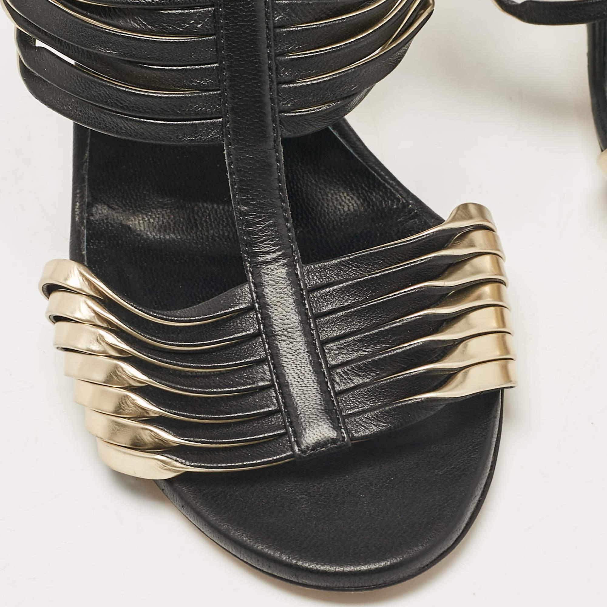 Jimmy Choo Sandali con cinturino alla caviglia in pelle nera/oro misura 39,5 in vendita 2