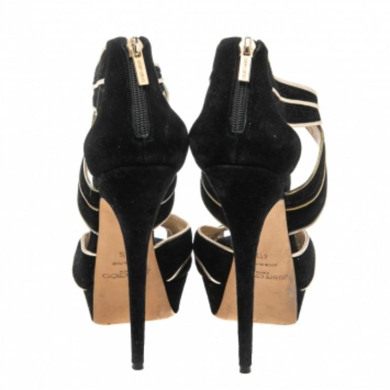 Magnifiques en or et noir, ces sandales Koko de Jimmy Choo feront chavirer votre cœur ! Elles sont confectionnées en daim puis bordées de cuir et présentent une silhouette peep-toe. Portez ces talons hauts avec vos robes de soirée pour une touche