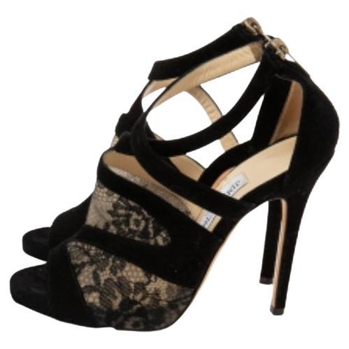 Eleganz und Leichtigkeit vereinen sich in diesen Jimmy Choo Flyte Sandalen. Das Obermaterial aus Veloursleder ist mit aufwändigen Spitzendetails versehen, und der Reißverschluss an der Ferse sorgt für eine gute Passform. Mit einem Absatz von 11,5 cm