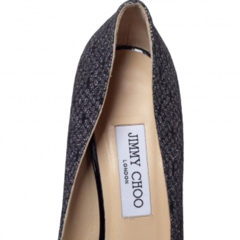 È facile innamorarsi di queste décolleté di Jimmy Choo! Sono state splendidamente realizzate in pizzo glitterato e progettate con punta peep, plateau e tacco di 11 cm. Queste décolleté si abbineranno sicuramente a tutti i tuoi abiti e vestiti da