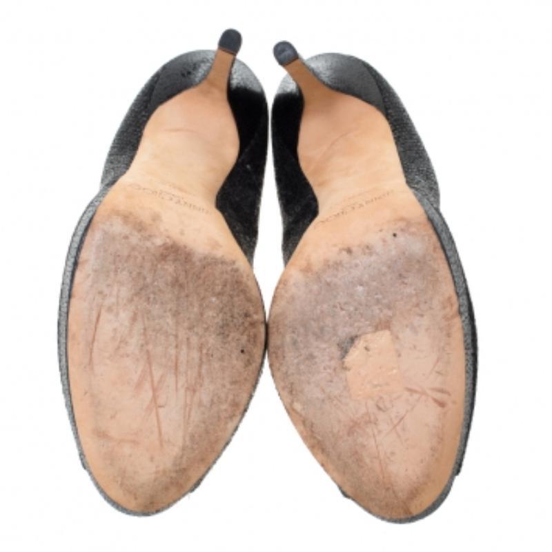 Queste splendide décolleté della casa di Jimmy Choo sono state realizzate in tessuto lamè. Sono disponibili in una classica tonalità di nero e sono caratterizzate da punta peep, plateau, tacco di 12,5 cm, fodera e suola in pelle. Sono versatili,