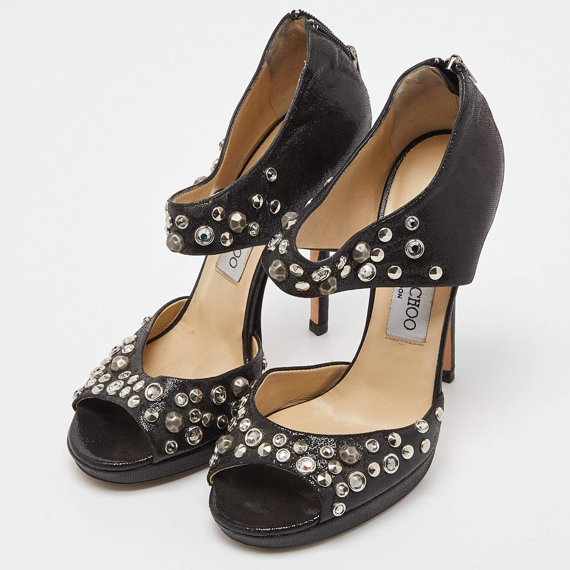 Questi sandali incorniceranno i tuoi piedi in modo elegante. Realizzate con materiali di qualità, presentano un design di classe e solette confortevoli.