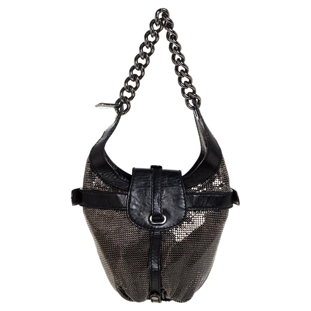 This Tulita bag by Jimmy Choo is a piece all fashionistas must look out for! Exquisitely crafted from leather and chainmail, it features a black shade and a single chain for you to parade it. The bag is equipped with a spacious suede-lined interior