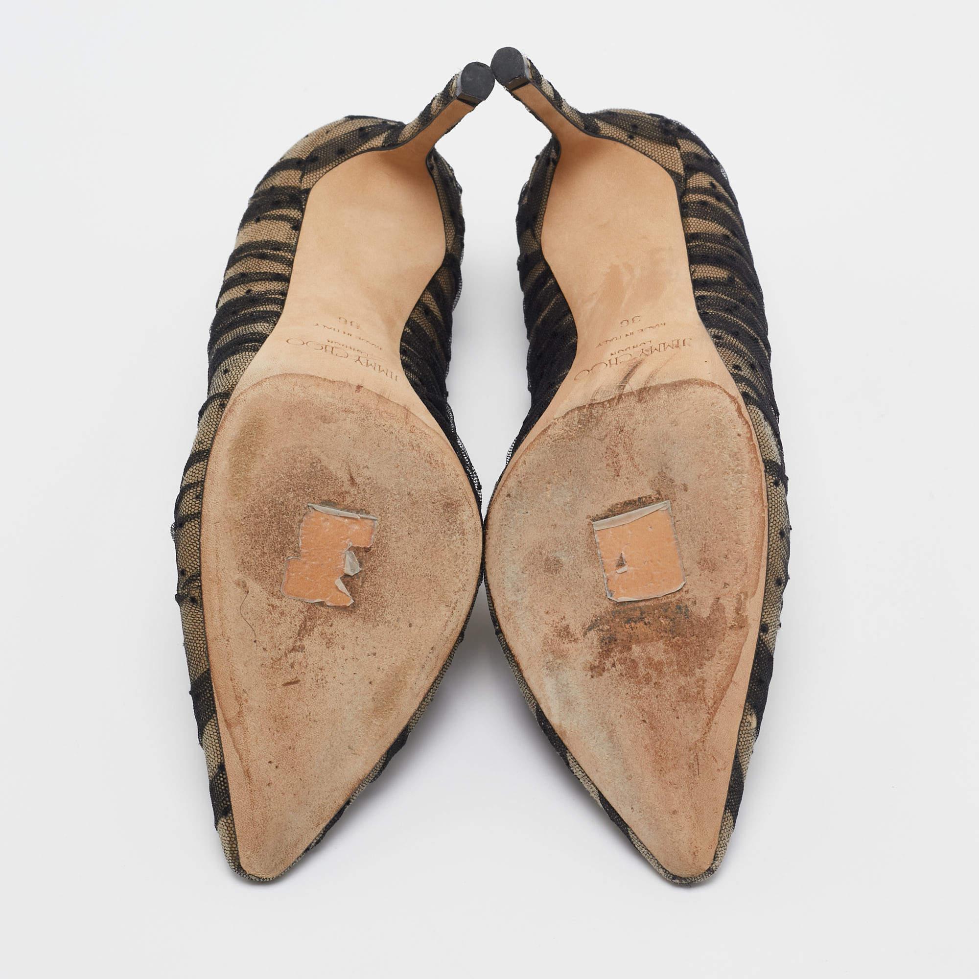 Jimmy Choo - Escarpins à bouts pointus Romi en cuir et maille noirs - Taille 36 en vente 1