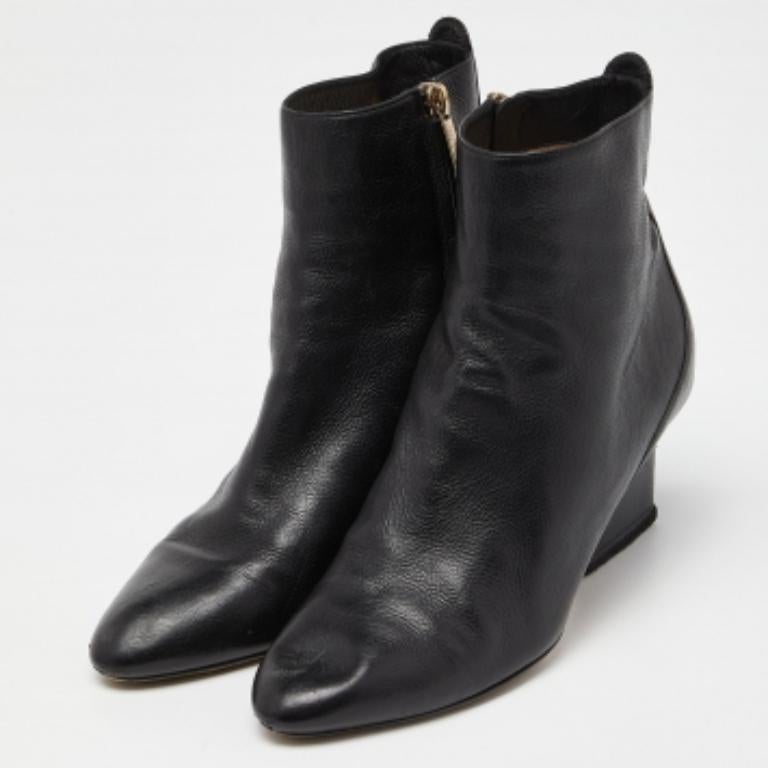 Goditi le giornate più alla moda con questi eleganti stivaletti. Moderni nel design e nella manifattura, sono realizzati per mantenervi comodi e chic!