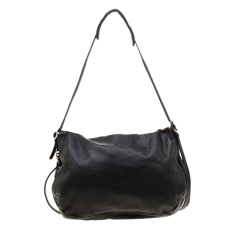 Take your style a notch higher with this Biker Chain hobo from Jimmy Choo. Cut out from black leather, the bag features a single shoulder strap with loose ends, a spacious suede interior and biker chain detail hanging over the full flap. This hobo