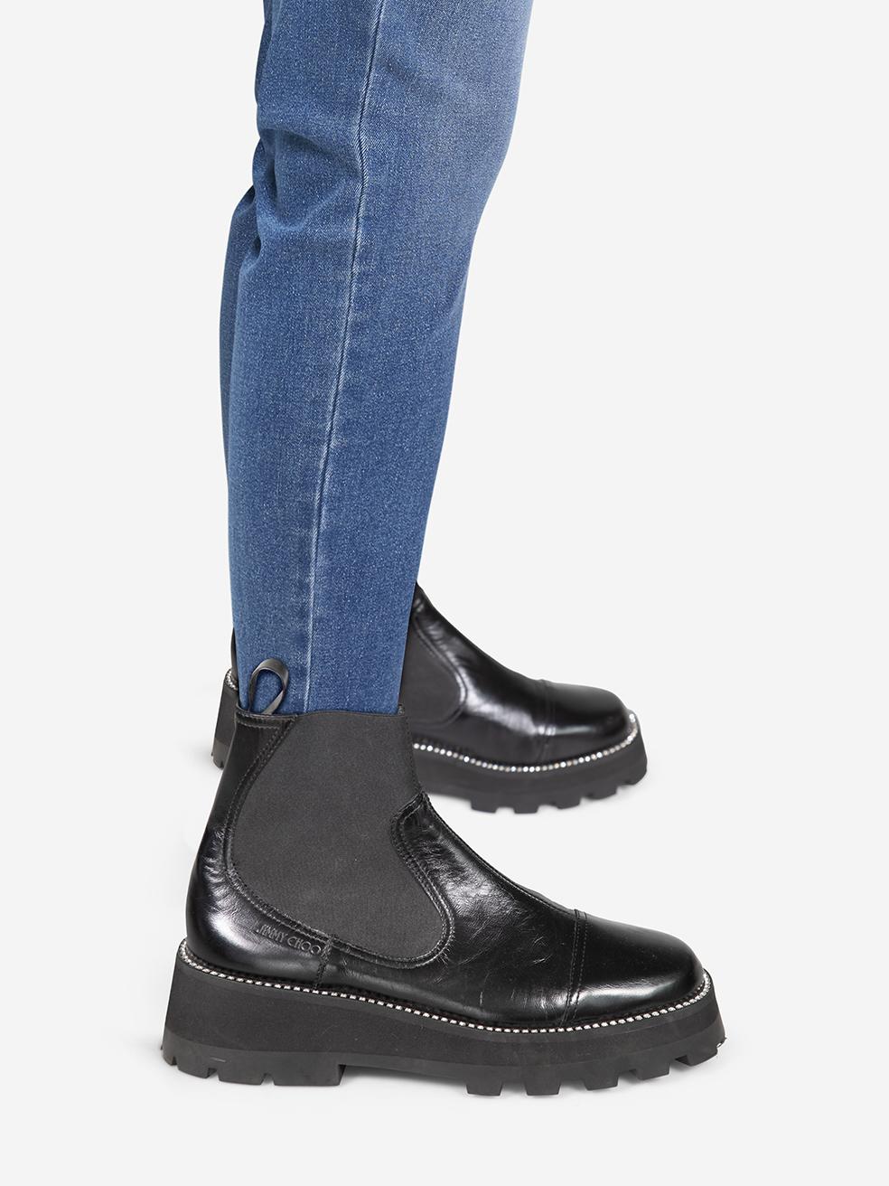 CONDIT ist sehr gut. Minimale Abnutzung an den Stiefeln ist offensichtlich. Minimale Abnutzung an beiden Schuhen mit Faltenbildung und kleinen Abschürfungen an der rechten Zehenkappe bei diesem gebrauchten Jimmy Choo Designer-Wiederverkaufsartikel.
