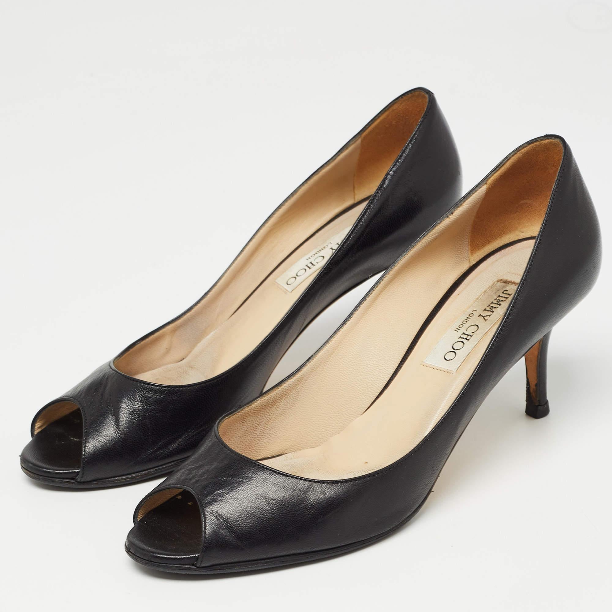 Exuding femininity and elegance, these pumps feature a chic silhouette with an attractive design. You can wear these pumps for a stylish look. 
