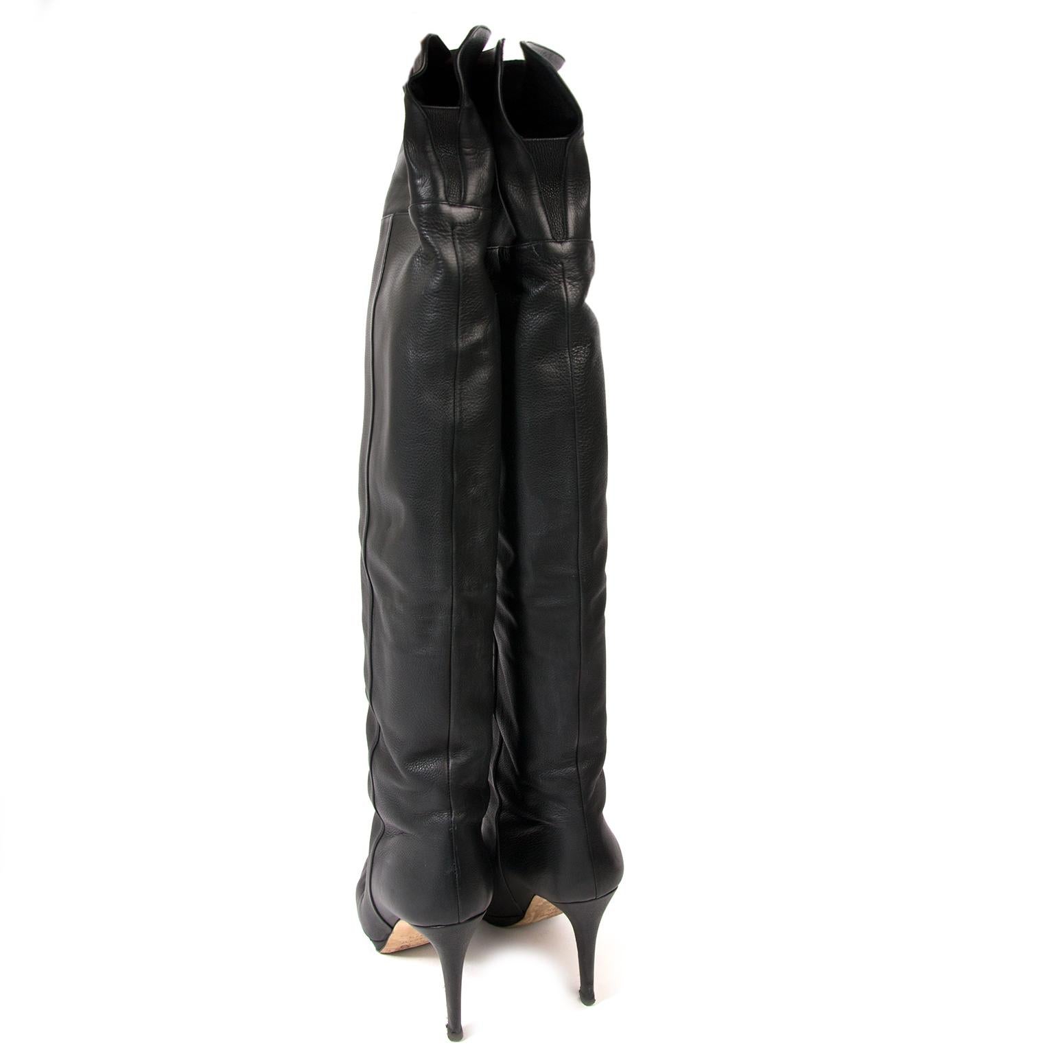 Good Preloved Condition

Jimmy Choo Black Leather Lambskin Over The Knee Boots - size 37,5

Black thigh high boots from Jimmy Choo featuring an almond toe and high stiletto heel.
Over the knee length and a tight fit to the leg.


Comes with

    box