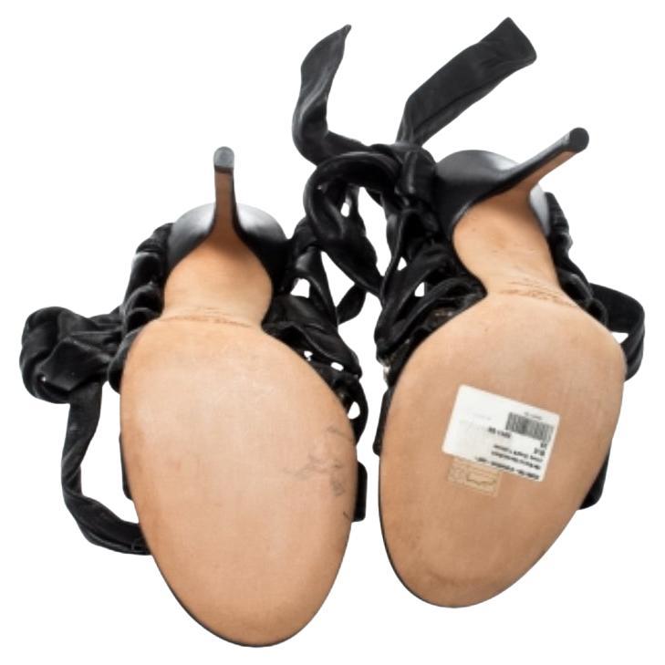 Jimmy Choo è conosciuto soprattutto per le sue ambite scarpe, realizzate con grande attenzione ai dettagli. Realizzati in pelle, questi sandali sono caratterizzati da splendidi anelli impreziositi da cristalli sulla tomaia e da lunghi cinturini che