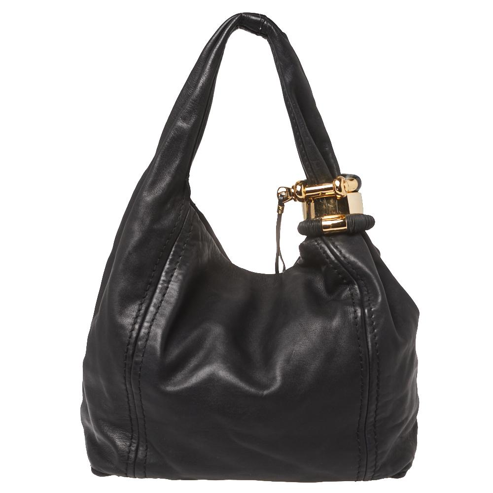 Jimmy Choo Saba Hobo aus schwarzem Leder im Zustand „Gut“ in Dubai, Al Qouz 2