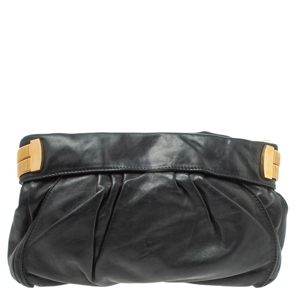 Crafted in smooth black leather, this stylish clutch comes from the house of Jimmy Choo. It is cut in a soft pleated design with a fold-style top. It comes embellished with an over-sized chain and the brand plaque at the front. The zip closure opens